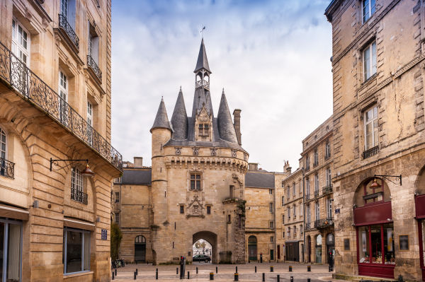 Cliché d'un bâtiment médiéval de Bordeaux, réalisé en pleine journée